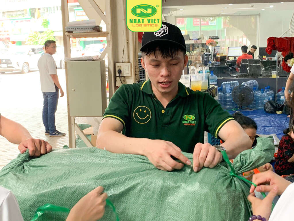 Đội ngũ Nhatviet Logistics đóng gói gửi đi những món quà ý nghĩa