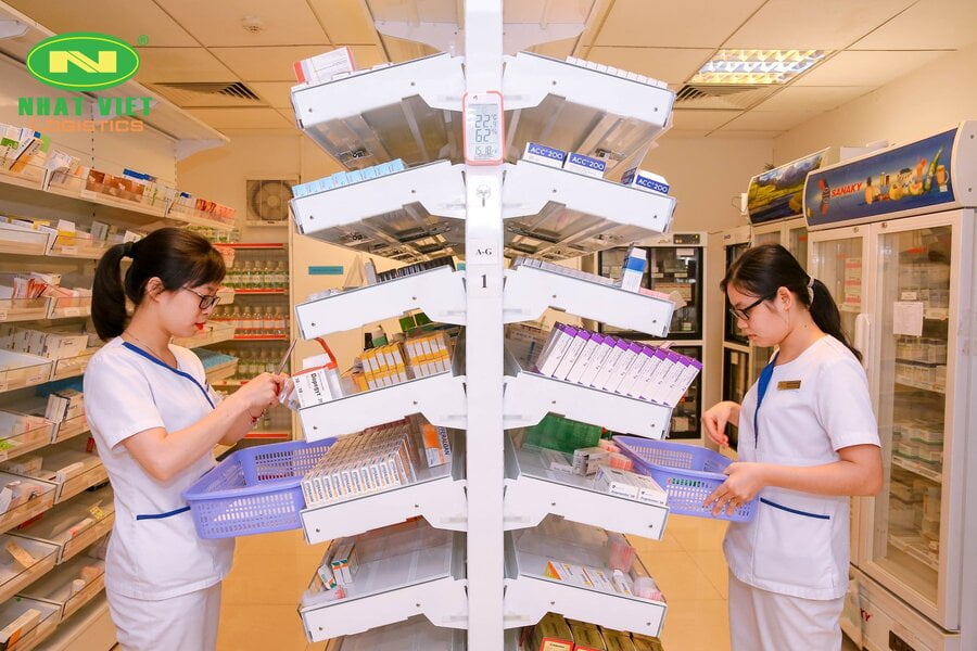 5 MẸO BẢO QUẢN HÀNG HÓA TRONG KHO HOẶC GỬI ĐI VẬN CHUYỂN 3 Bạn cần bảo quản hàng hóa dược phẩm theo hướng dẫn trên bao bì.