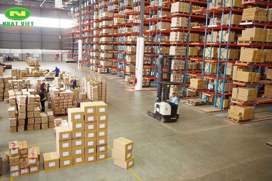 ƯU ĐIỂM CỦA VIỆC SỬ DỤNG DỊCH VỤ CHO THUÊ KHO BÃI CHUYÊN NGHIỆP 3 Dịch vụ cho thuê kho bãi chuyên nghiệp cung cấp nhiều tiện ích với chi phí thấp, tiết kiệm ngân sách tối đa cho doanh nghiệp