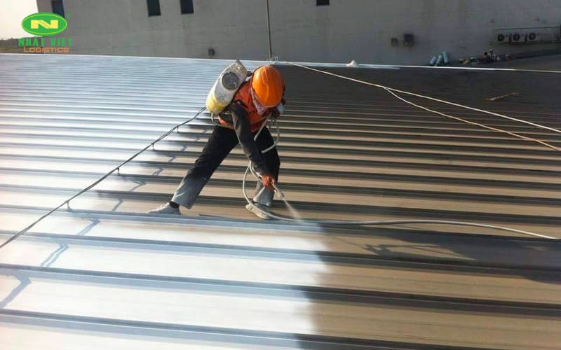 Làm mát nhà xưởng bằng cách phun sơn cách nhiệt lên mái nhà