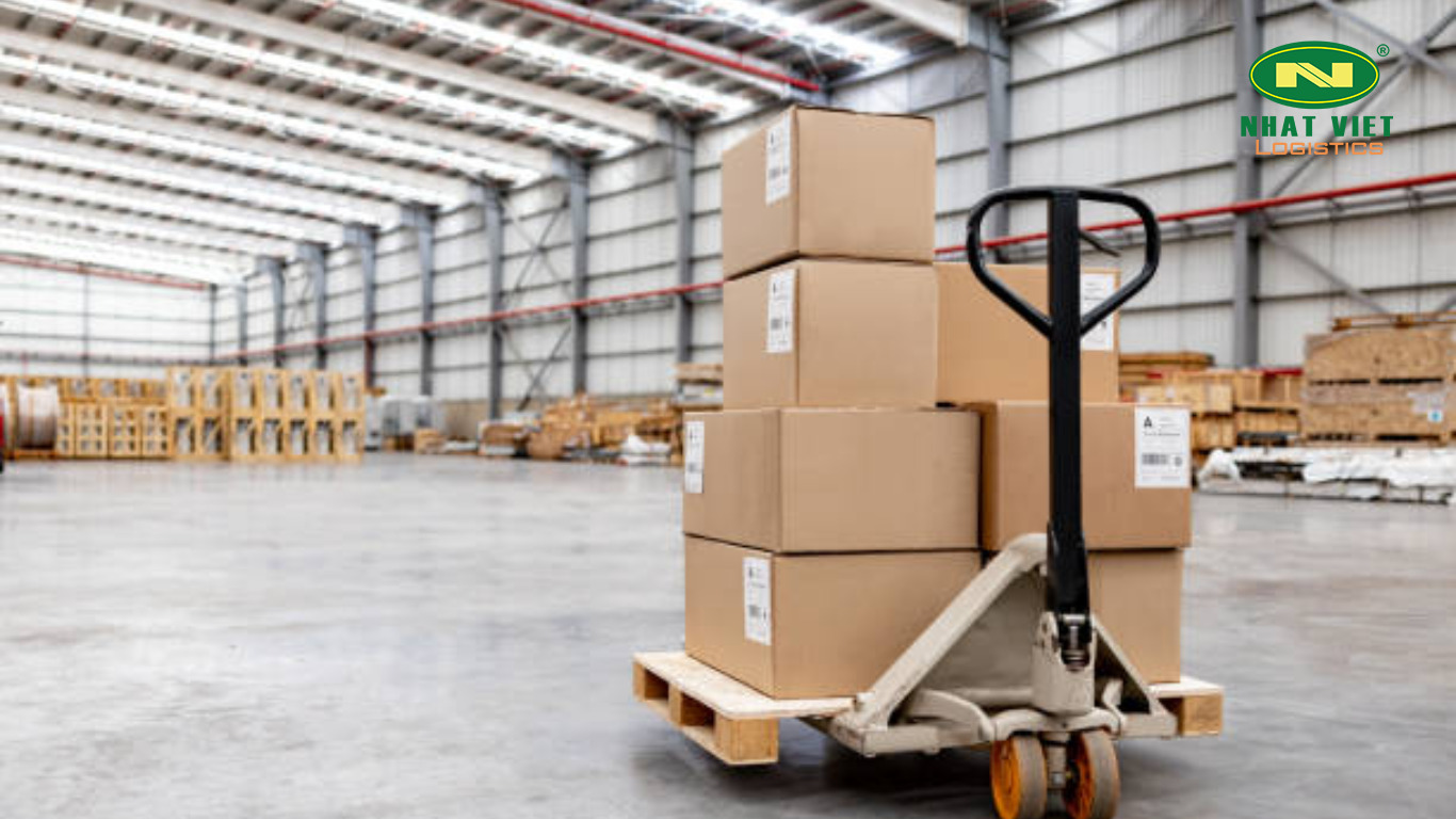 Thùng carton xếp trên pallet trong kho lưu trữ hàng hóa của Nhat Viet Logistics
