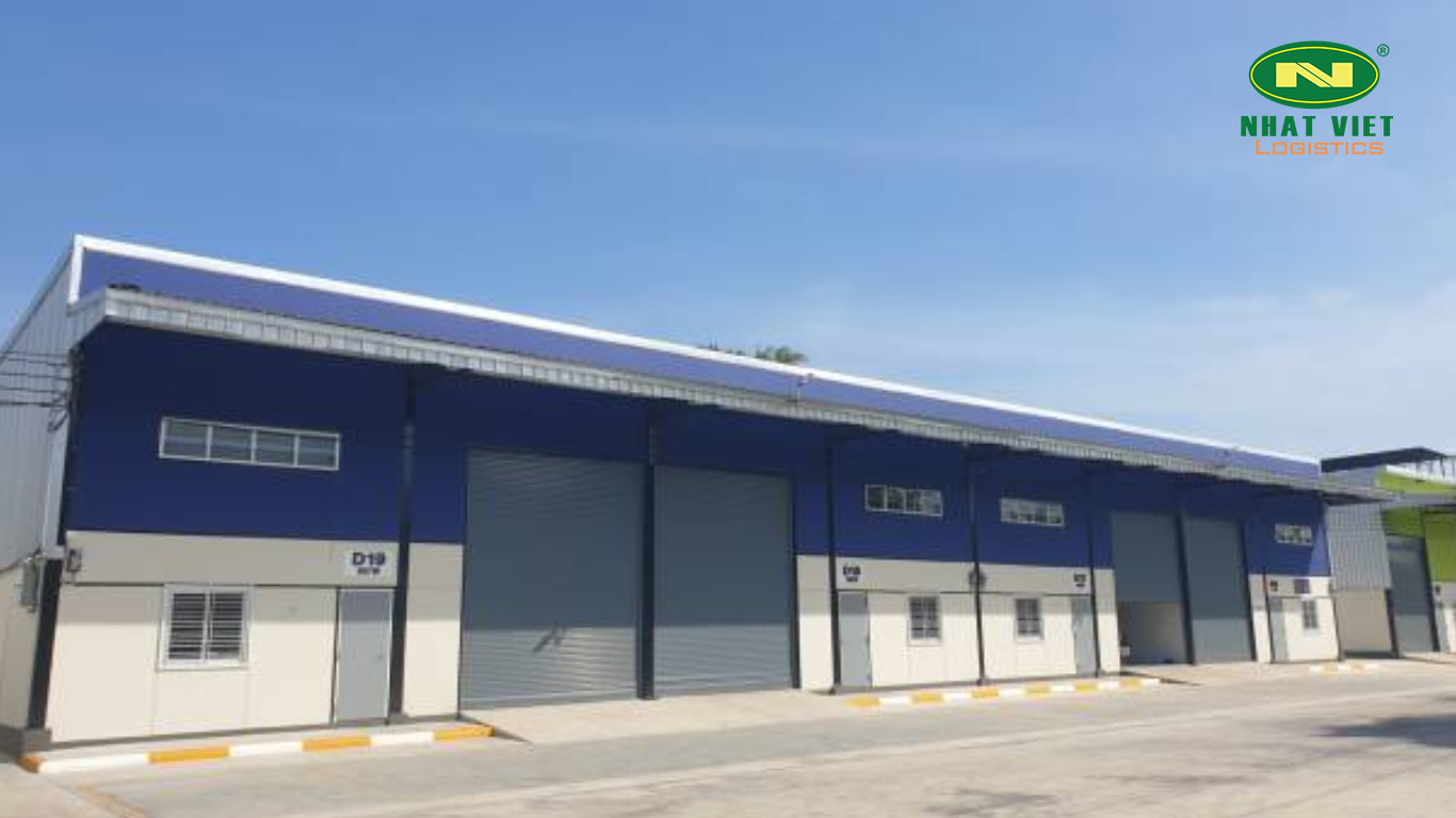 Nhà kho công nghiệp với cửa xuất nhập hàng phục vụ nhu cầu lưu trữ hàng hóa