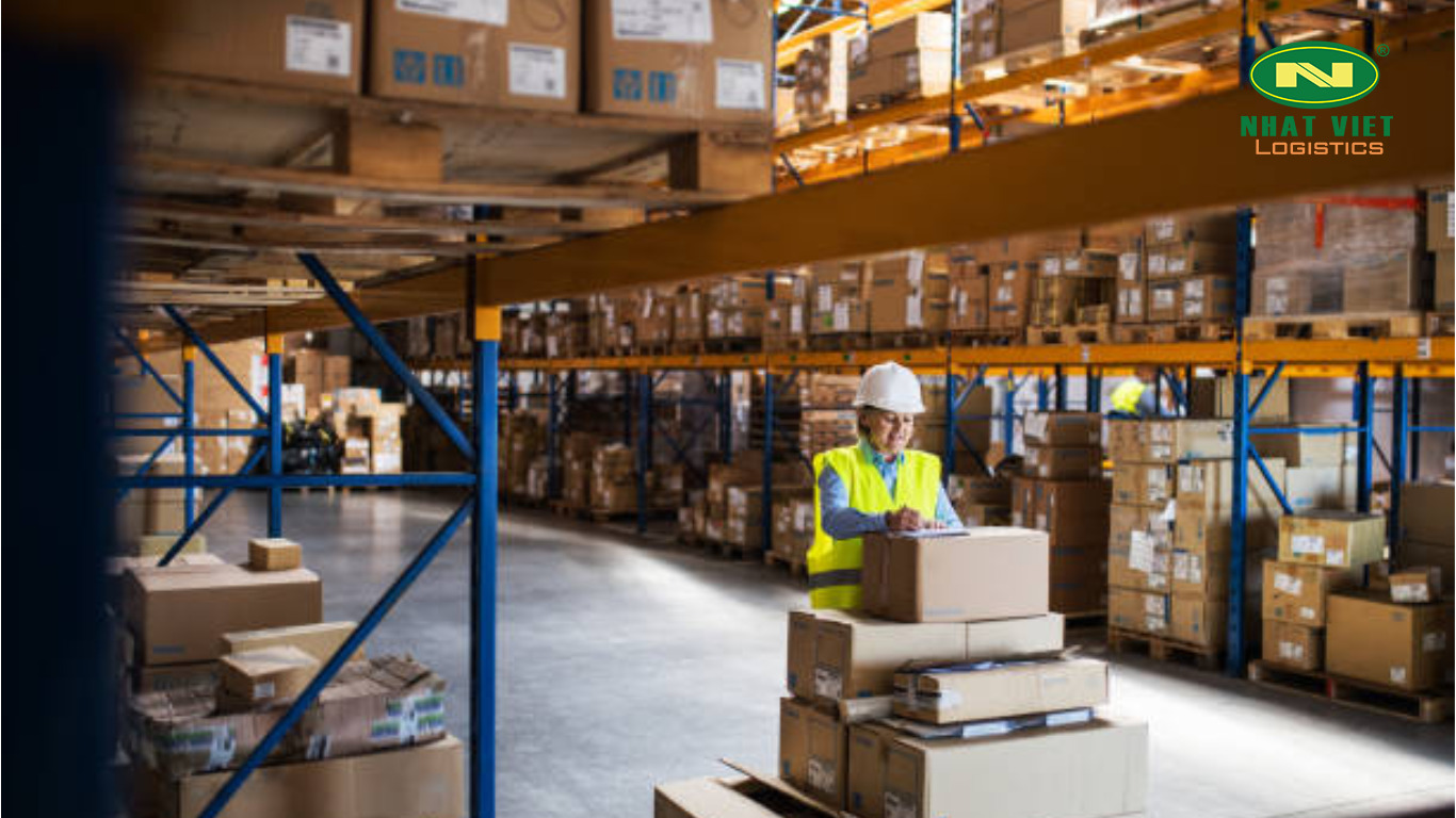 Không gian kho lưu trữ hàng hóa với hệ thống kệ chứa hàng và xe nâng của Nhat Viet Logistics