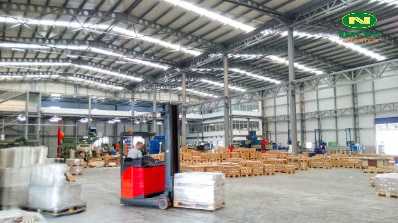 Hoạt động xe nâng vận chuyển pallet hàng trong kho logistics của Nhất Việt
