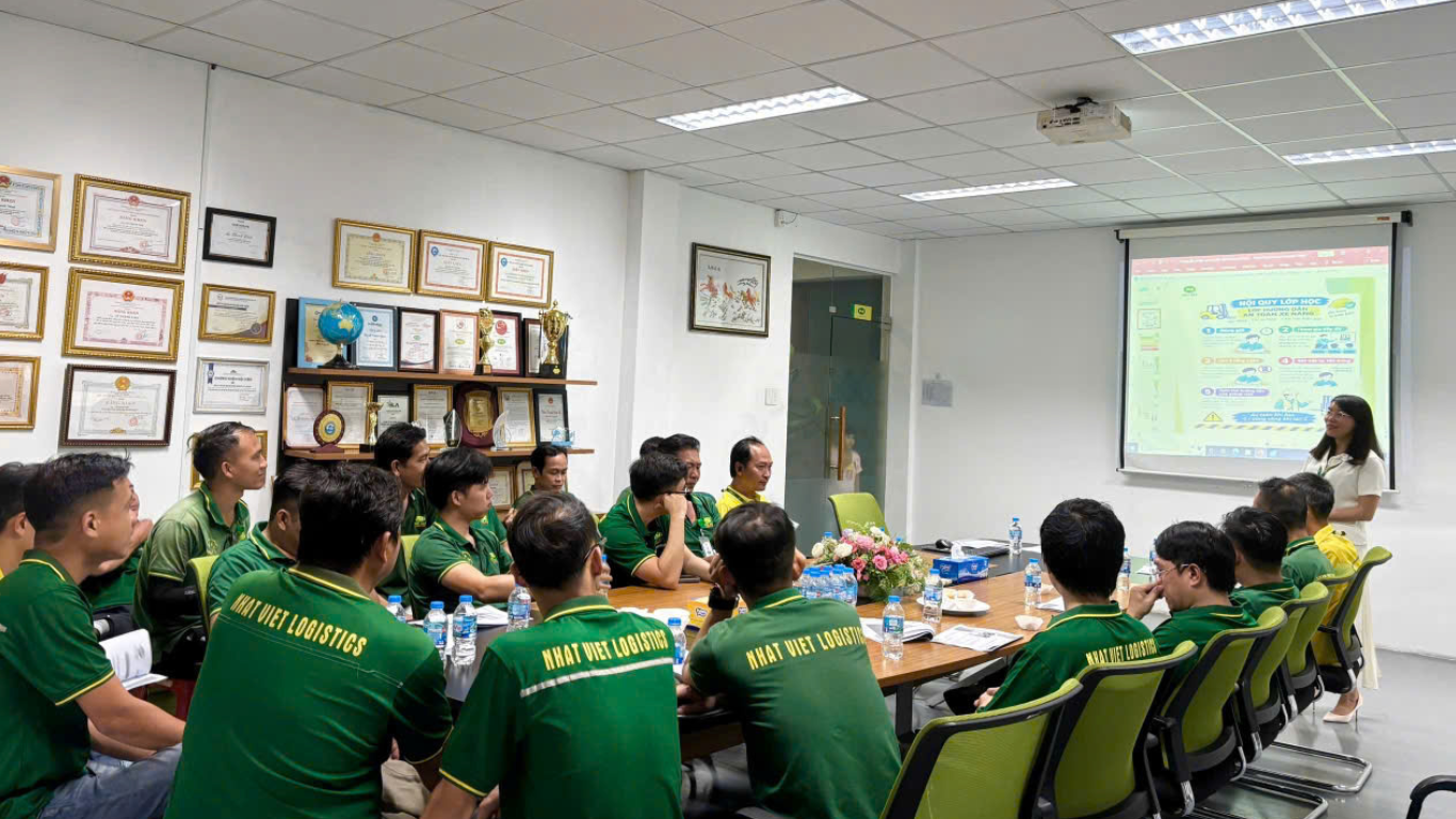 Nhân viên kho Nhat Viet Logistics theo dõi hướng dẫn an toàn và quy trình vận hành xe nâng.