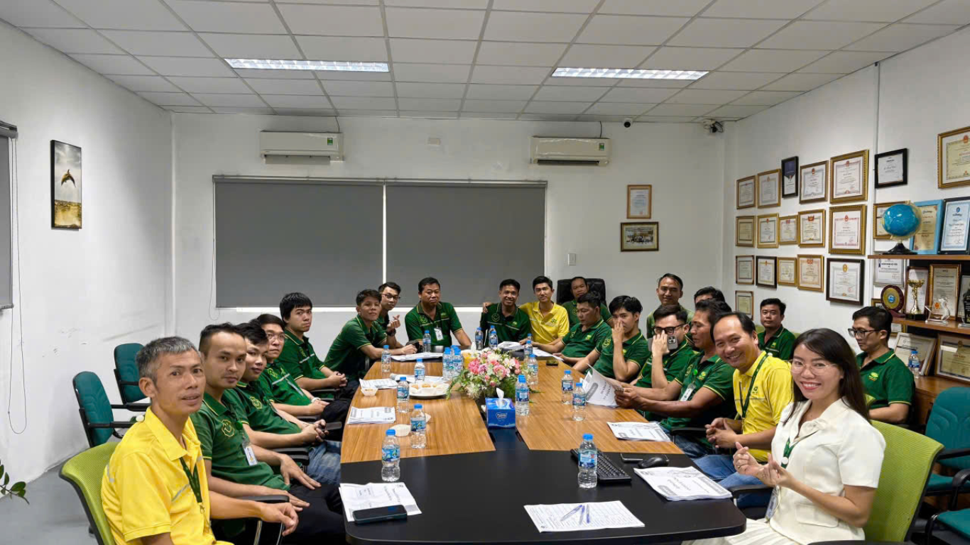 Tập thể nhân viên kho Nhat Viet Logistics trong chương trình đào tạo xe nâng.