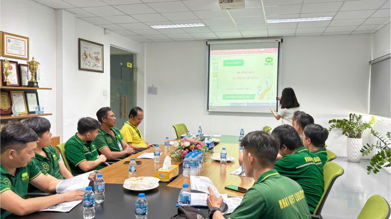 Tập thể nhân viên kho Nhat Viet Logistics cùng giảng viên trong chương trình đào tạo xe nâng.