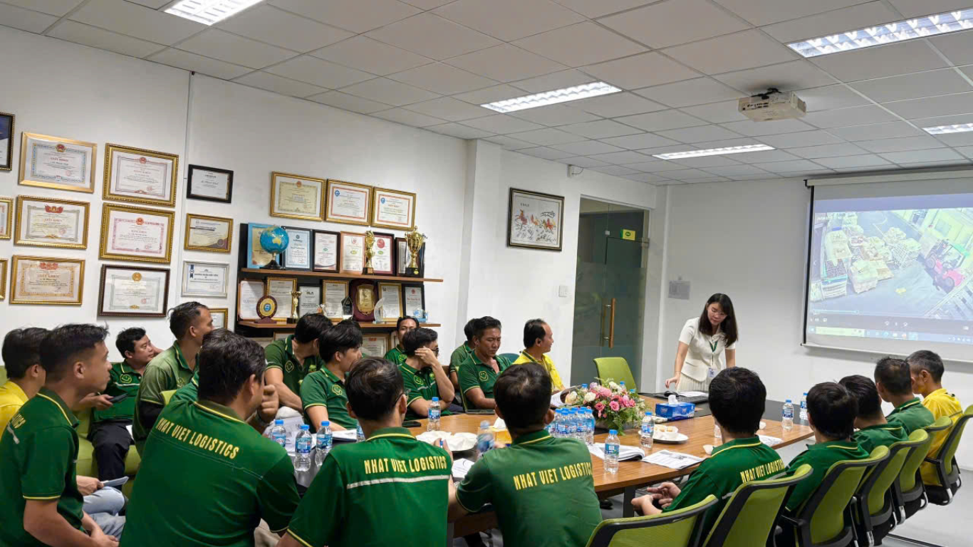 Nhân viên kho Nhat Viet Logistics tham gia học tập nội quy và quy định an toàn khi vận hành xe nâng.