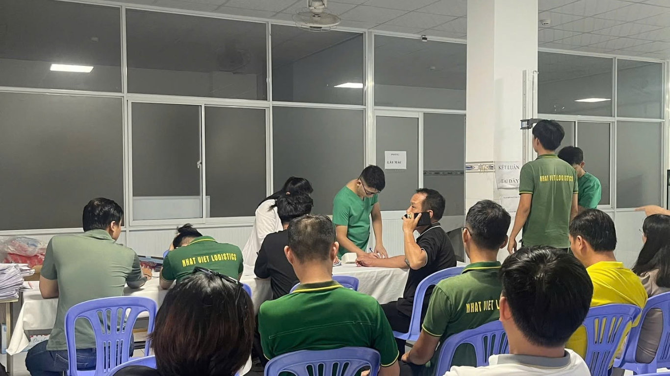Tập thể nhân viên Nhat Viet Logistics tham gia chương trình khám sức khỏe định kỳ tại doanh nghiệp.