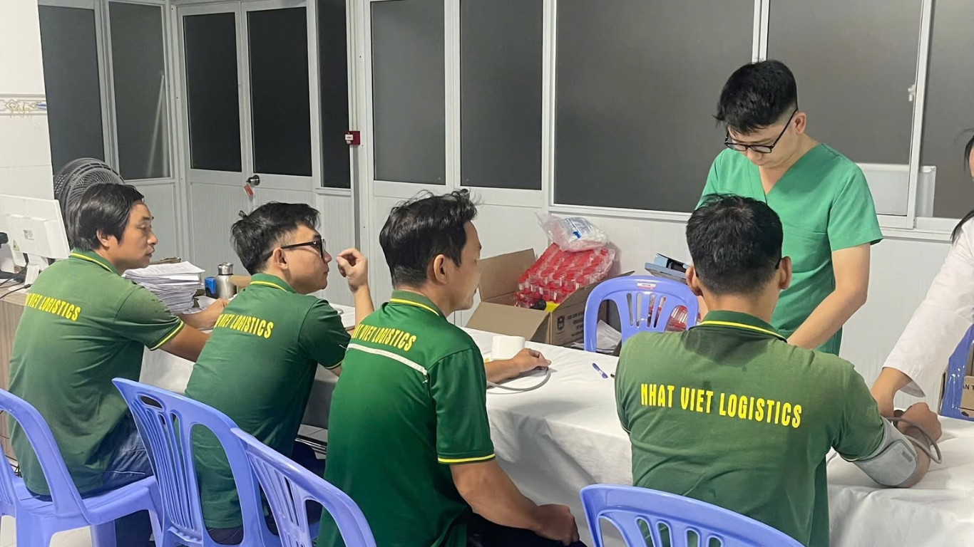 Nhân viên Nhat Viet Logistics tham gia thăm khám sức khỏe định kỳ cùng đội ngũ y tế.