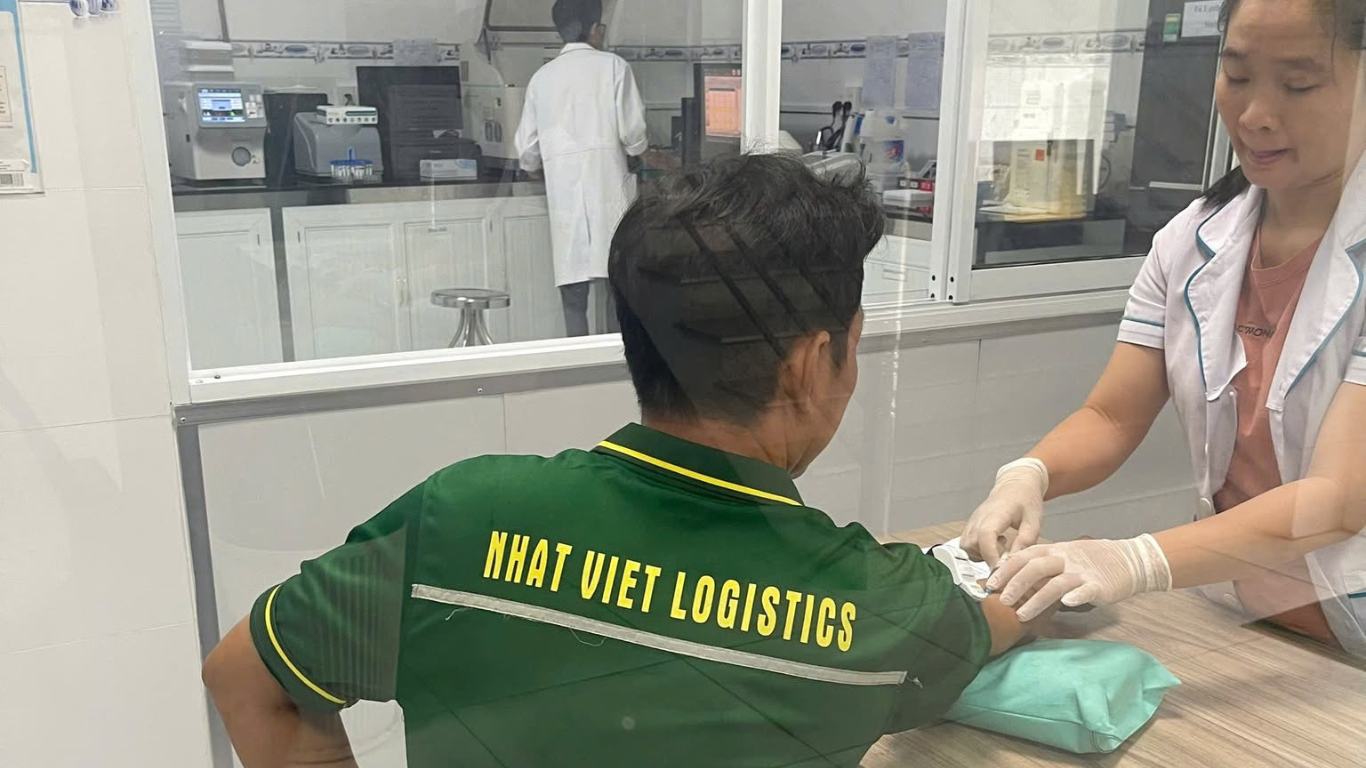 Nhân viên Nhat Viet Logistics thực hiện lấy mẫu xét nghiệm trong chương trình khám sức khỏe định kỳ.