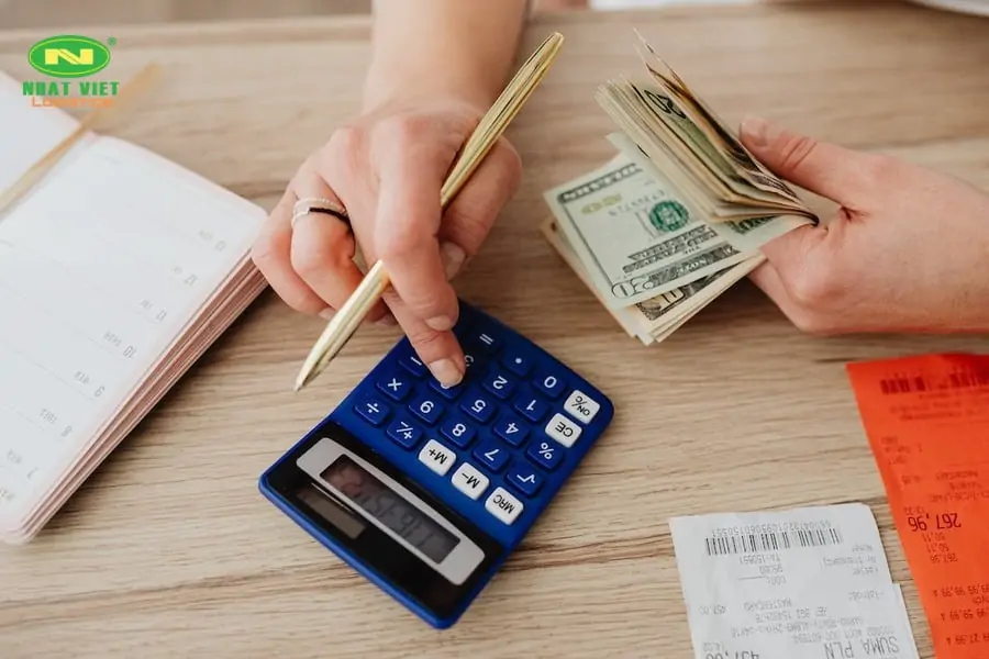 DDC LÀ PHÍ GÌ? CÁC LOẠI PHỤ PHÍ TRONG VẬN TẢI BIỂN 2 Hãng tàu sẽ thu phí DDC khi xuất vận đơn cho người gửi.